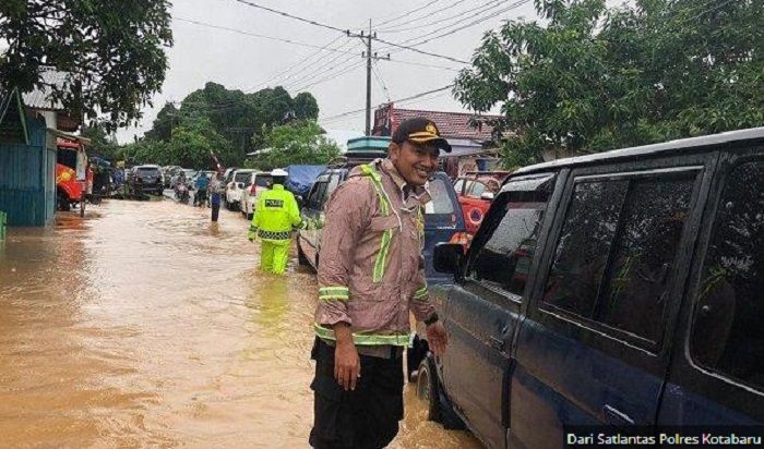 Jalanan Kotabaru terendam banjir, polisi atur lalu lintas