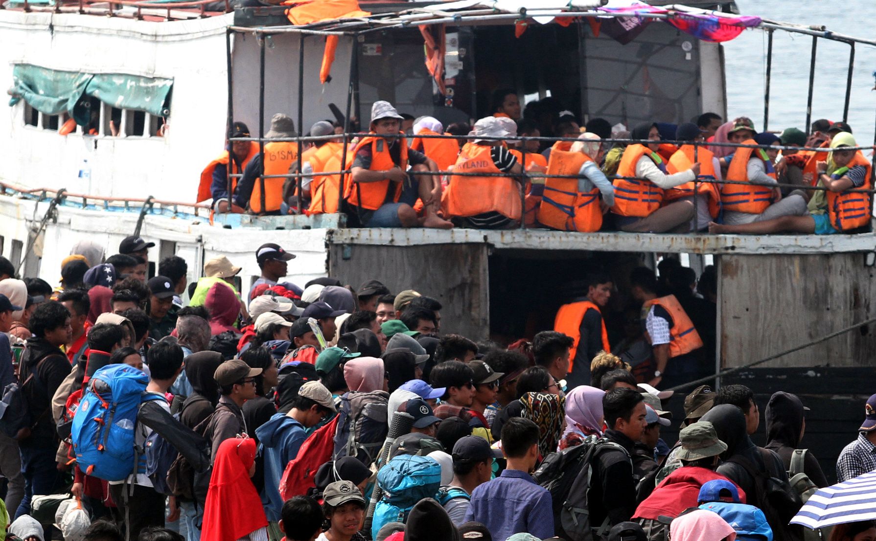 Warga yang hendak berwisata ke Kepulauan Seribu memenuhi Pelabuhan Kali Adem, Muara Angke, Jakarta Utara, Sabtu (8/6/2019). Ribuan orang pergi ke Kepulauan Seribu untuk mengisi liburan Lebaran. Warta Kota/Henry Lopulalan