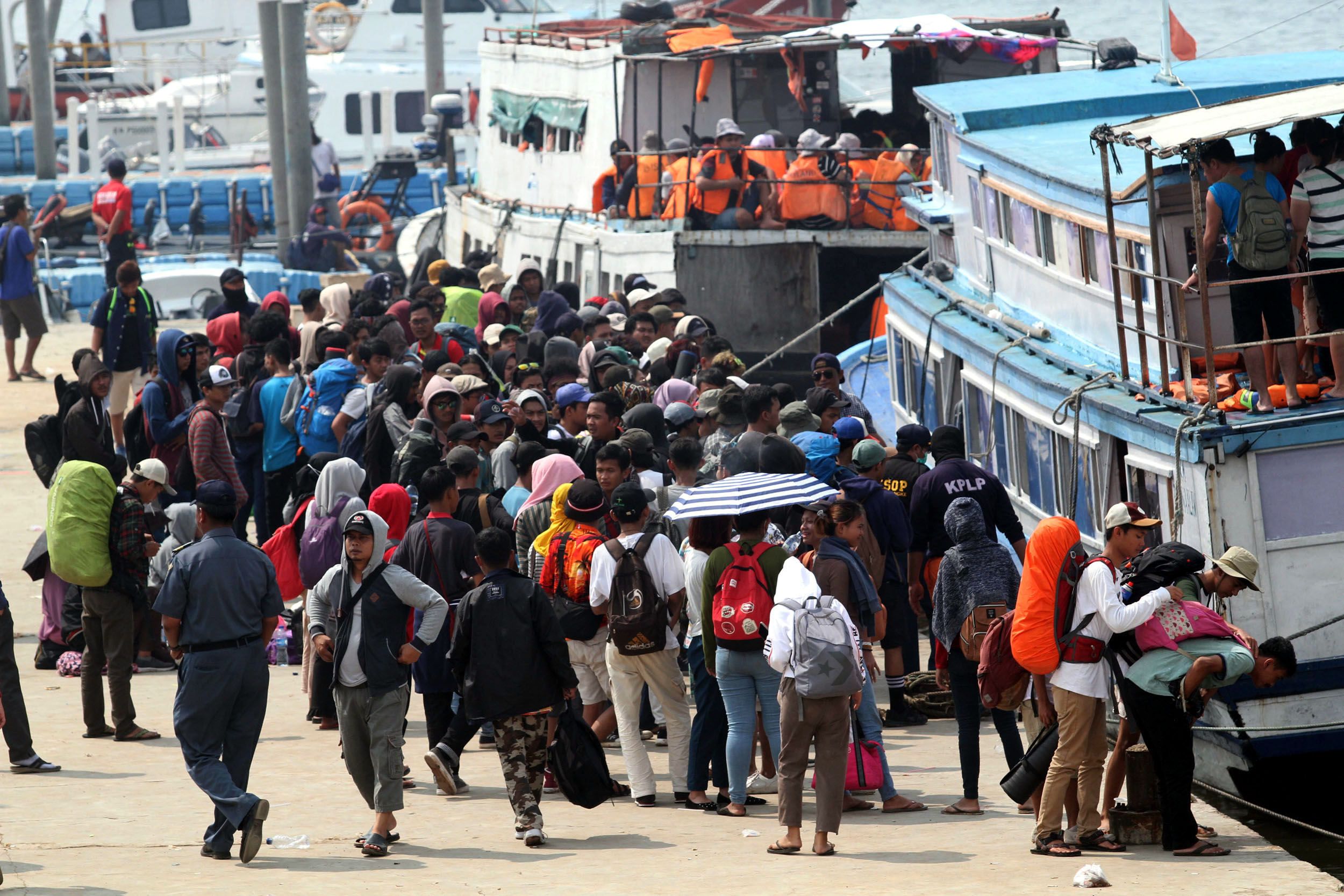 Warga yang hendak berwisata ke Kepulauan Seribu memenuhi Pelabuhan Kali Adem, Muara Angke, Jakarta Utara, Sabtu (8/6/2019). Ribuan orang pergi ke Kepulauan Seribu untuk mengisi liburan Lebaran. Warta Kota/Henry Lopulalan