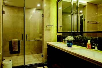 Kamar mandi mengalikasikan material kaca yang cukup dominan untuk mendukung kesan modern yang diciptakan dan memberi kesan luas dan elegan.