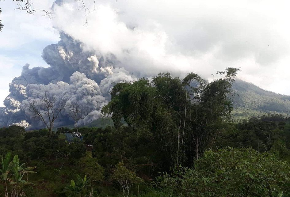 Gunung Sinabung menyemburkan material vulkanik saat erupsi, di Karo, Sumatera Utara, Minggu (9/6/2019). Gunung Sinabung berstatus Siaga (Level lll) kembali mengalami erupsi dengan tinggi kolom abu mencapai 7.000 meter.