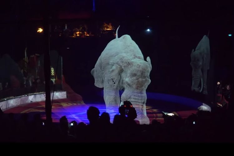 Salah satu bagian pertunjukan hewan hologram dalam Sirkus Roncalli di Jerman yang menampilkan hologram gajah sedang beratraksi.