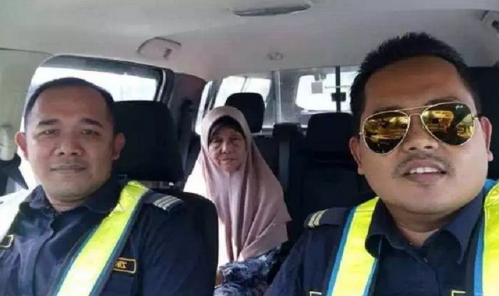 Petugas patroli antar si nenek yang tertinggal di rest area saat arus balik Lebaran 2019 ke kantor polisi