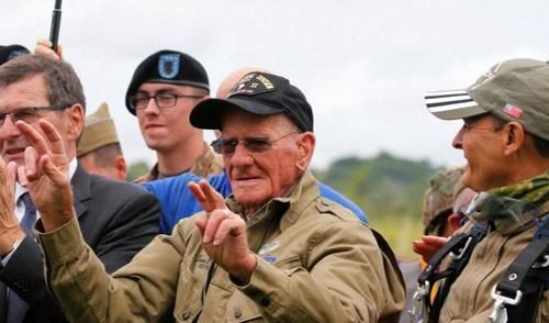 Video Veteran 97 Tahun Terjun dari Pesawat, Rayakan 75 Tahun Invasi