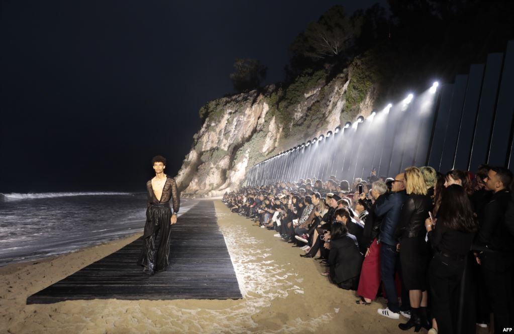  Seorang model memperagakan hasil karya adibusana dalam peragaan Saint Laurent Men’s Spring Summer 2000 di Malibu, California, tanggal 6 Juni 2019.