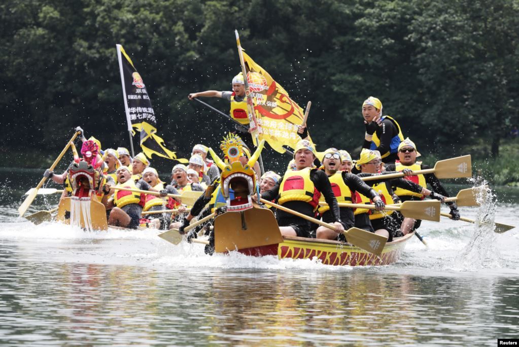 Para peserta ikut serta dalam sebuah perlombaan perahu naga di West Lake untuk menandai festival Perahu Naga di Hangzhou, provinsi Zheijiang, China.