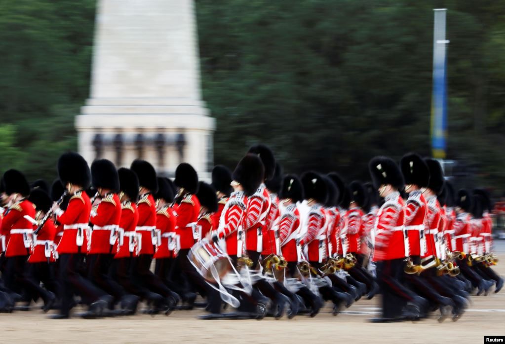 Para anggota Massed Bands dari Household Division berbaris pada parade militer tahunan Beating Retreat paa Parade Horse Guards di London, Inggris, 6 Juni 2019.