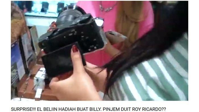 Elvia Caroline sedang memilih kamera untuk Billy Syahputra (Youtube channel Billy Syahputra)