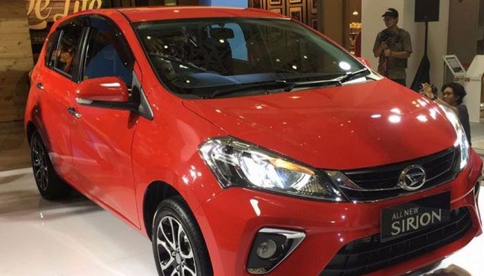 Daihatsu Sirion bermesin 1.329cc, harga varian matiknya masih di bawah Rp 200 juta. 