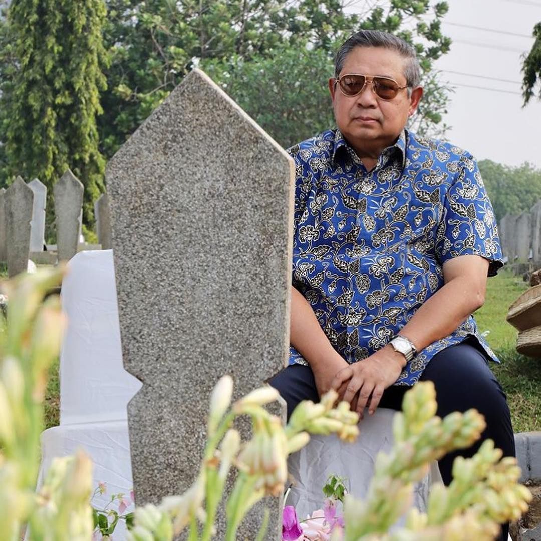 SBY tampak duduk termenung di samping makam istrinya, Ani Yudhoyono.