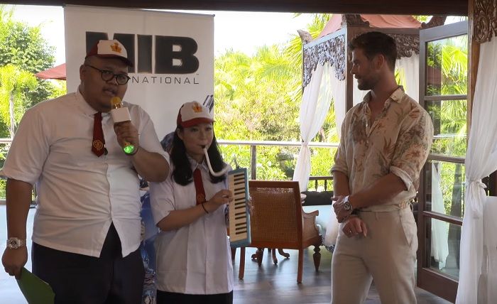 Reza Chandika dan Cindercella memulai sesi wawancara bersama Chris Hemsworth dengan menyanyikan lagu Selamat Pagi dari Pak Kasur.