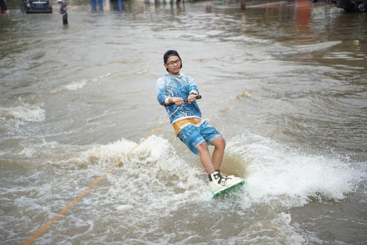Muhammad Fahri Ramadhan, atlet wakeboard yang turut serta dalam aksi protes banjir di Samarinda.