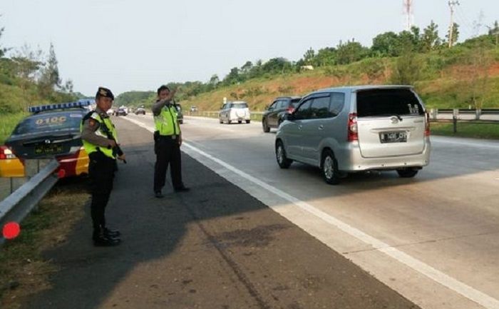 Petugas Quick Respone dari Unit Sabhara Polres Subang, dibikin kaget oleh Toyota Avanza jalan mundur.