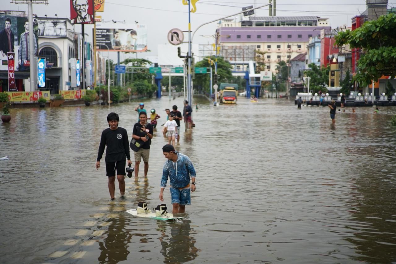 Kumpulan anak muda di Samarinda yang melakukan aksi protes terhadap banjir lewat wakeboard.