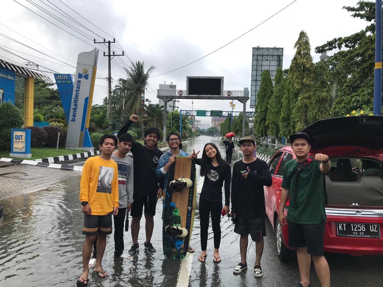 Kumpulan anak muda di Samarinda yang melakukan aksi protes terhadap banjir lewat wakeboard.