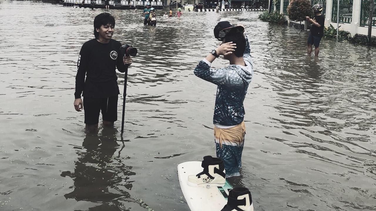 Proses pengambilan gambar untuk video 'Wakeboarding in the City Flood'.