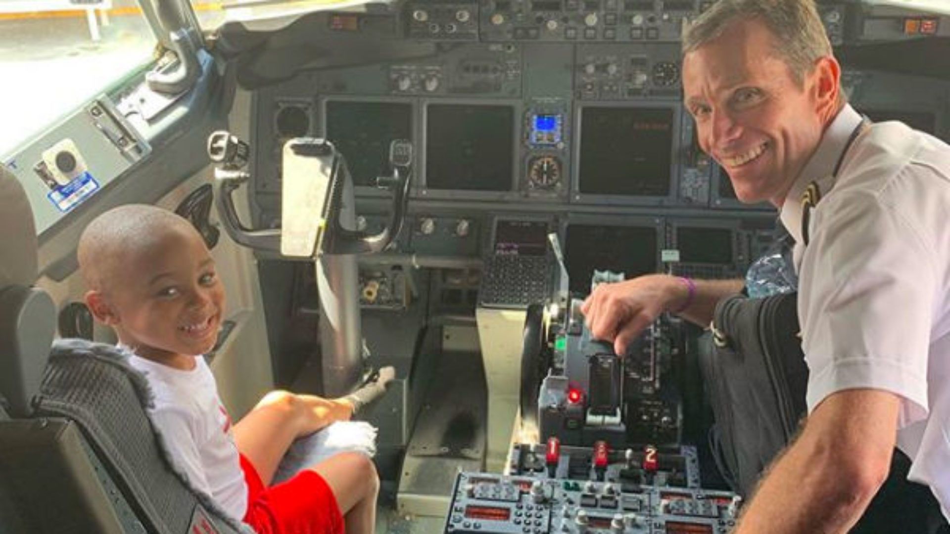 Aksi Anak 4 Tahun di Pesawat Ini Dianggap 'Heroik', Videonya Lucu untuk Ditonton!