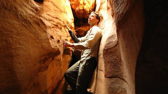 Aron Ralston terpaksa mengamputasi tangannya yang terjepit batu agar bisa bertahan hidup. 