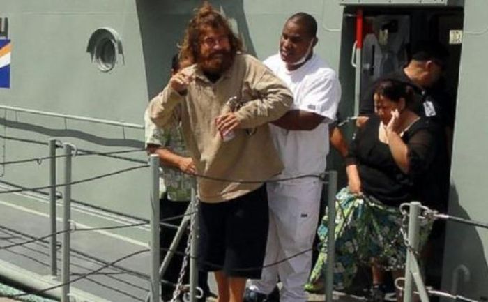 José Salvador Alvarenga kembali ke daratan setelah terapung di laut selama 13 bulan. 