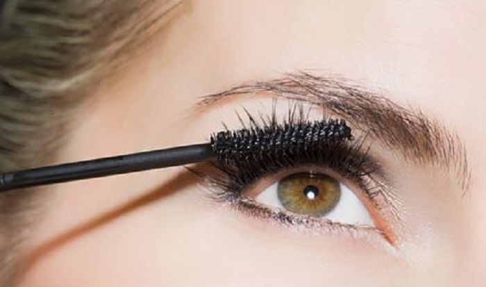 Curling mascara bikin bulu mata ladies nabrak lensa kacamata.