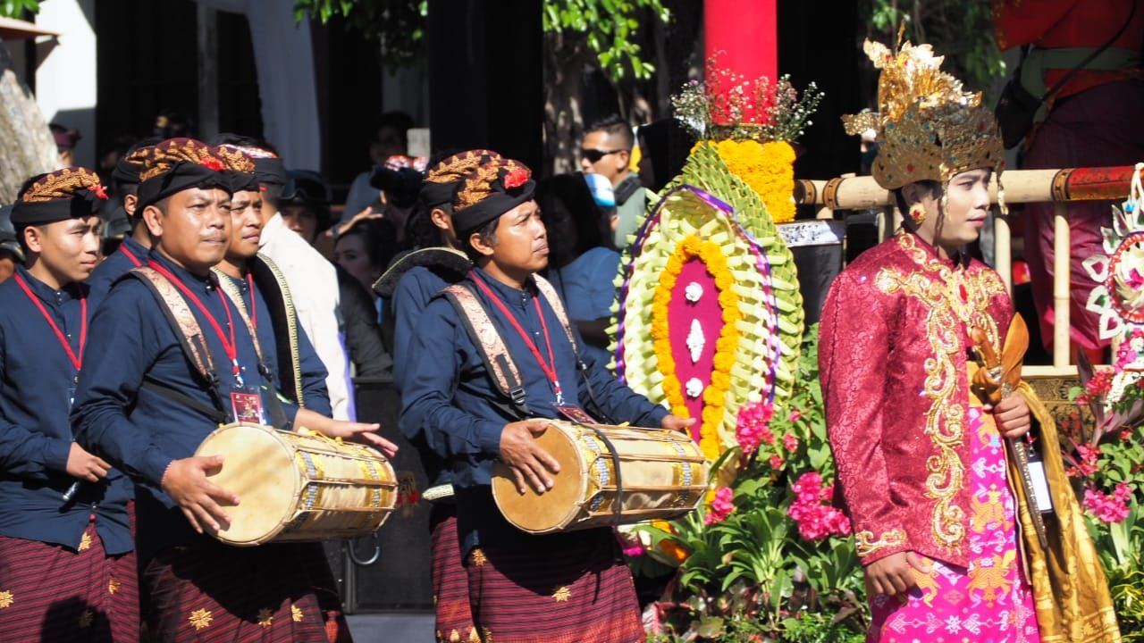 Pembukaan Pesta Kesenian Bali 2019, Sabtu (15/6), berlangsung sangat meriah. Apalagi, acara yang disambung dengan pawai budaya itu dihadiri Presiden Joko Widodo. 