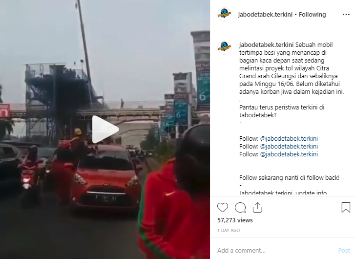 Video yang memperlihatkan saat sebuah mobil ketusuk besi baja. 
