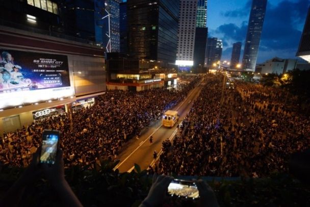 Demonstran Hongkong memberi jalan bagi ambulans