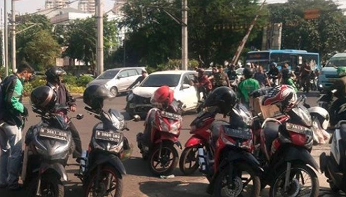 Mobil didorong minggir oleh petugs Satpol PP yang kebetulan ada di lokasi kejadian.