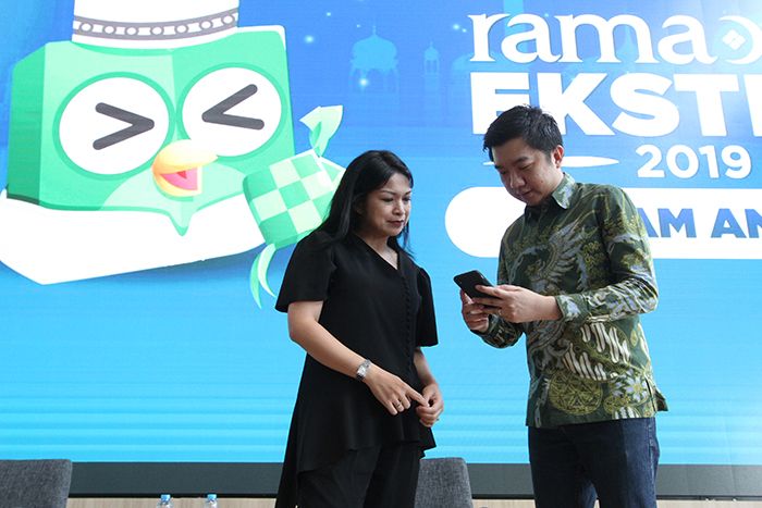 Co-Founder dan CEO Tokopedia, William Tanuwijaya dan VP of Corporate Communications Tokopedia, Nuraini Razak dalam konferensi pers 