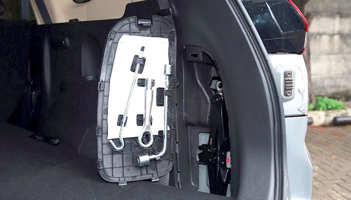 Tool kits Mitsubisi Xpander adanya di tempat penyimapanan sebelah kanan bagasi belakang.