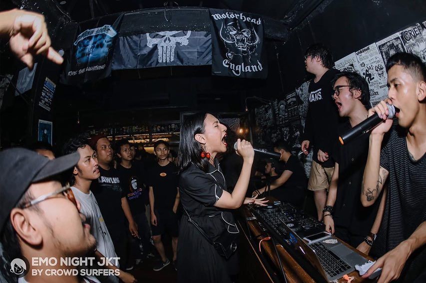 Salah satu penampilan di EMONIGHTJKT by Crowd Surfers