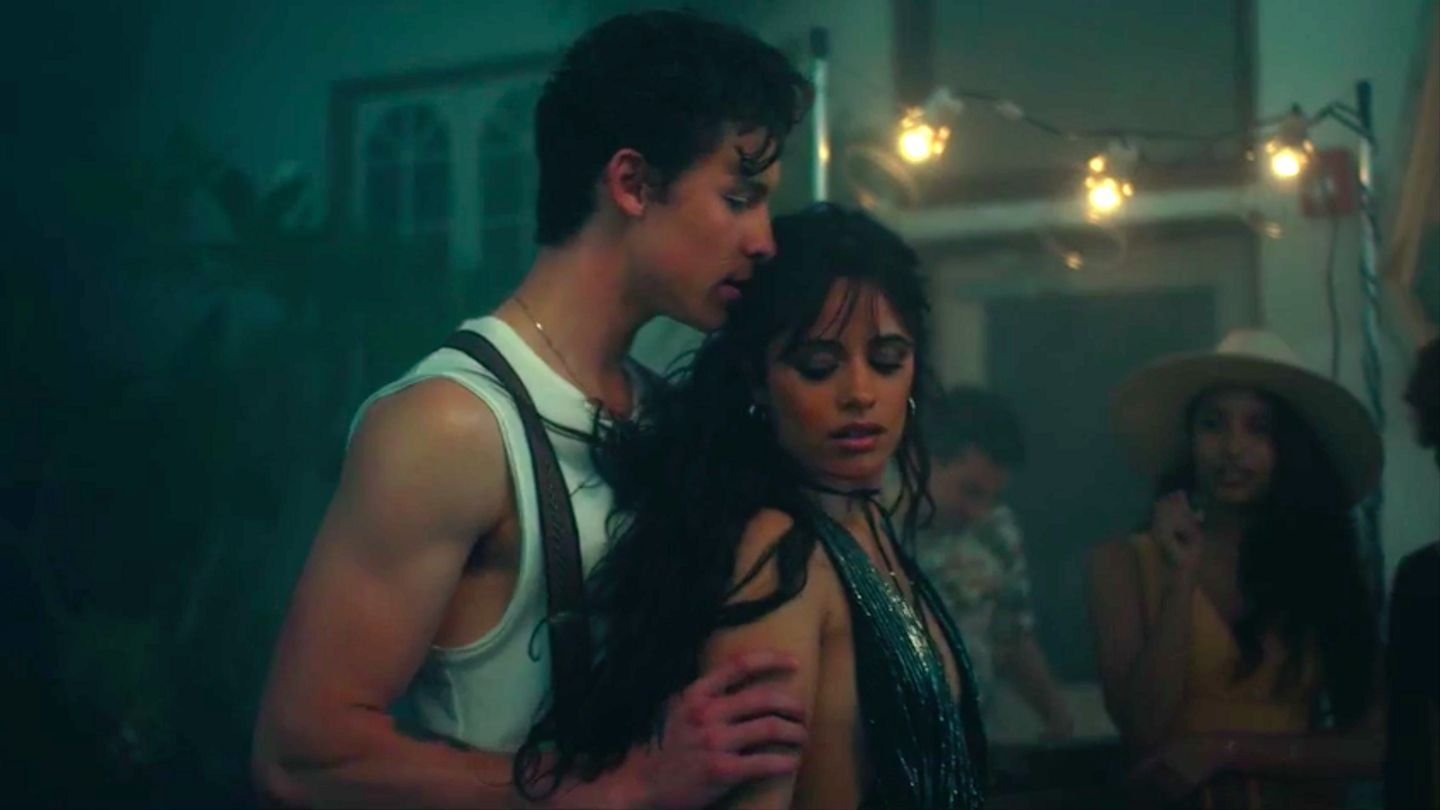 Baru Saja Rilis, Shawn Mendes dan Camila Cabello Berbagi Kemesraan di Video Musik 'Señorita'