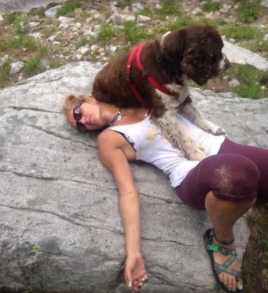 Video Kisah Wanita yang Selamatkan Nyawa Anjing dengan Menggendongnya Selama Enam Jam untuk Turun Gunung