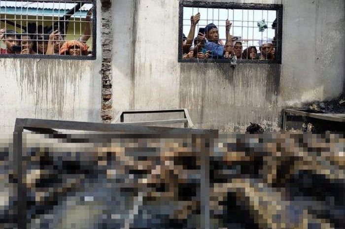 Warga melihat para pekerja yang menjadi korban kebakaran di pabrik mancis di Binjai, Jumat (21/6/2019).
