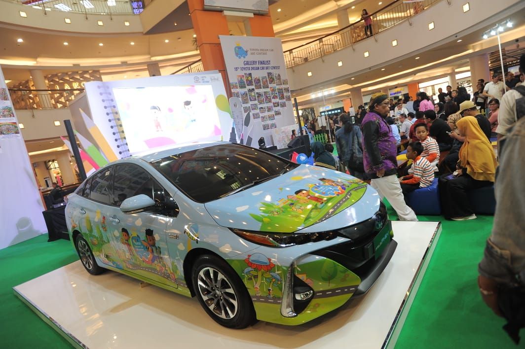 Toyota Prius bergambar mejeng dalam acara pengumuman pemenang lomba gambar Toyota Dream Car Art Contest Indonesia (TDCAC) 2019