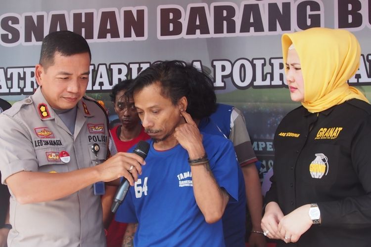 Henry 'Boomerang' memberi keterangan terkait kepemilikan ganja di Mapolrestabes Surabaya