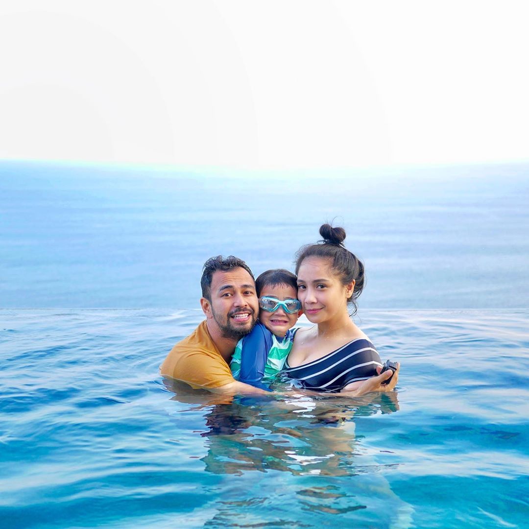 Terlihat potret mesra Nagita Slavina dan keluarga saat berenang bersama