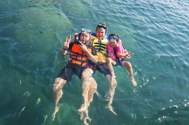 Ilustrasi berenang di laut lepas