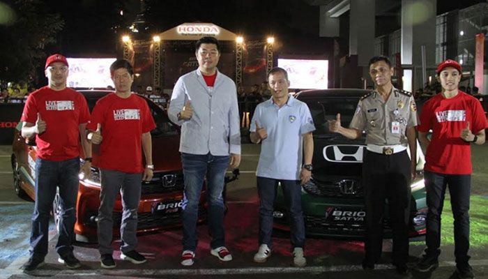 Jonfis Fandi (tiga dari kiri), Brio Saturday Night Challenge 2019, sara menyalurkan olah raga balap mobil yang aman. 