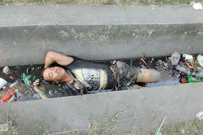 Seorang pria di Filipina ditemukan dalam kondisi tak bergerak di dalam sebuah saluran air.