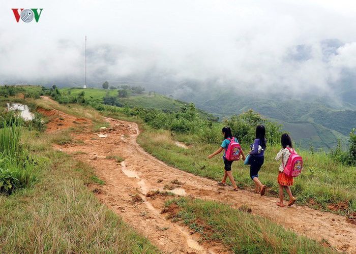 Anak-anak desa Huoi Ha berjalan kaki menuju ke sekolah