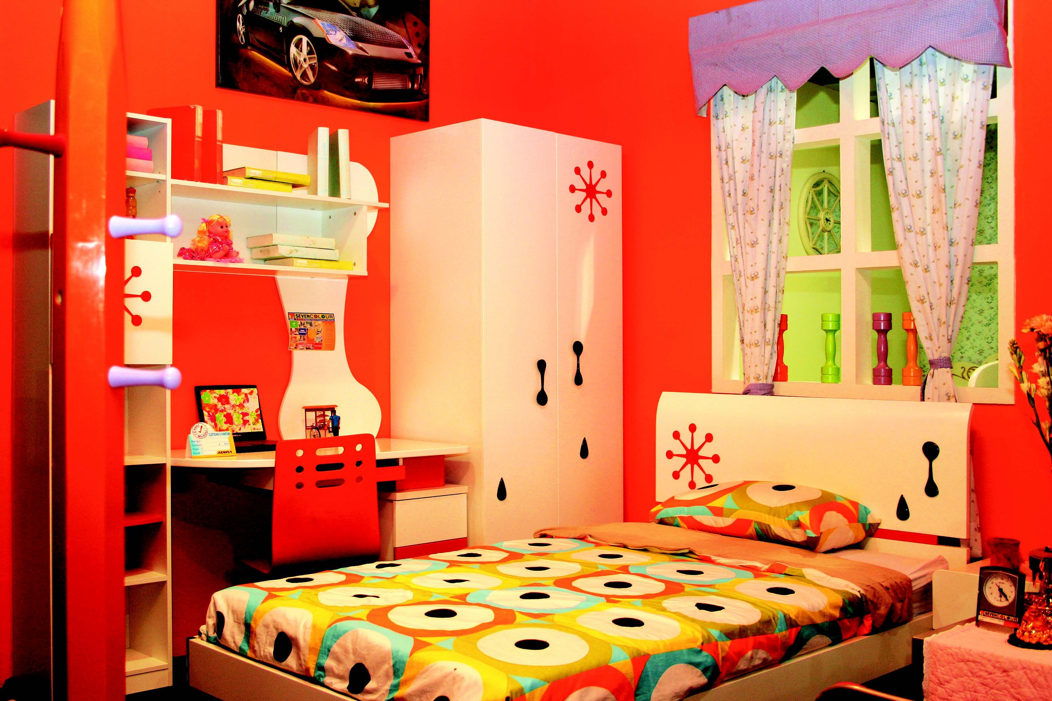 Warna-warna hangat pada elemen-elemen di kamar ini sangat cocok bagi anak autis. 