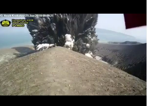 Gunung Anak Krakatau Erupsi, Inilah Video Detik-detik Letusan yang Terekam CCTV