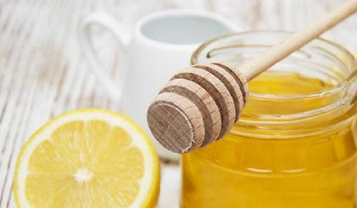 Lemon dan madu berfungsi sebagai pelembap alami serta antiseptik.