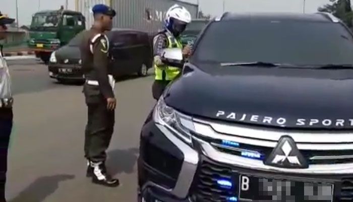 Polisi tindak mobil pribadi pengguna rotator di Cilincing, Jakut.
