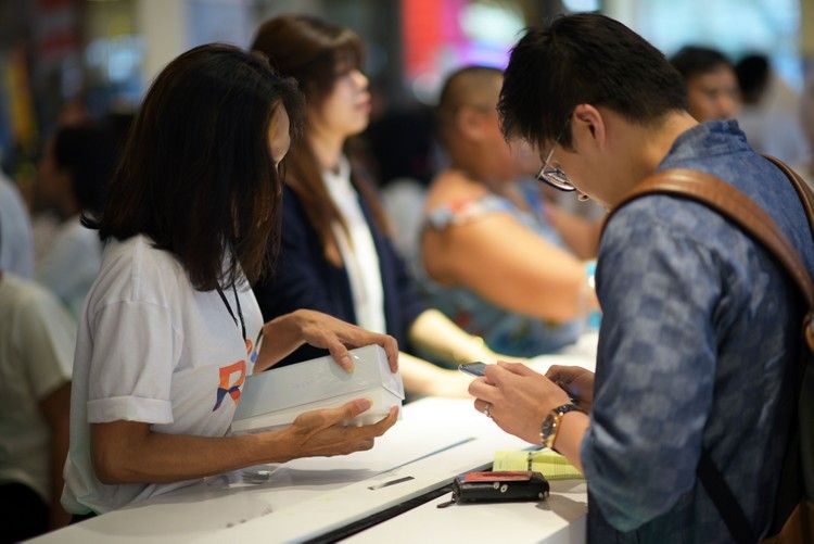 Konsumen berkesempatan mencoba langsung OPPO Reno 10x Zoom sebelum membeli selama acara Penjualan Perdana OPPO Reno 10x Zoom di Central Park Mall, Kamis (27/6)