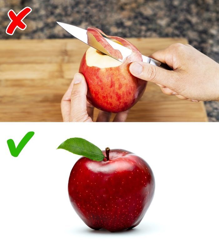 Mengupas kulit apel
