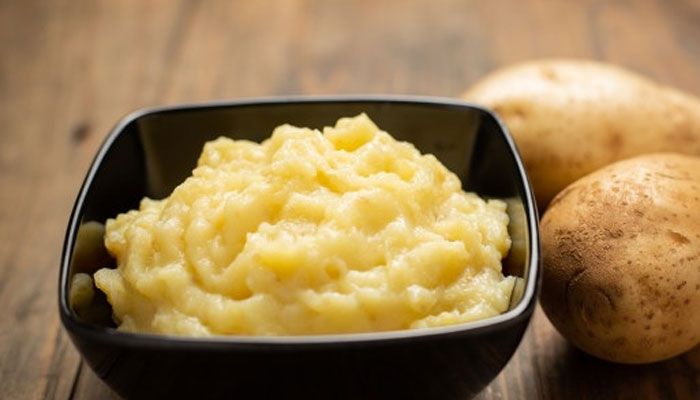 Lembutkan kentang rebus sebelum dicampur dengan yogutr, susu bubuh dan air mawar.