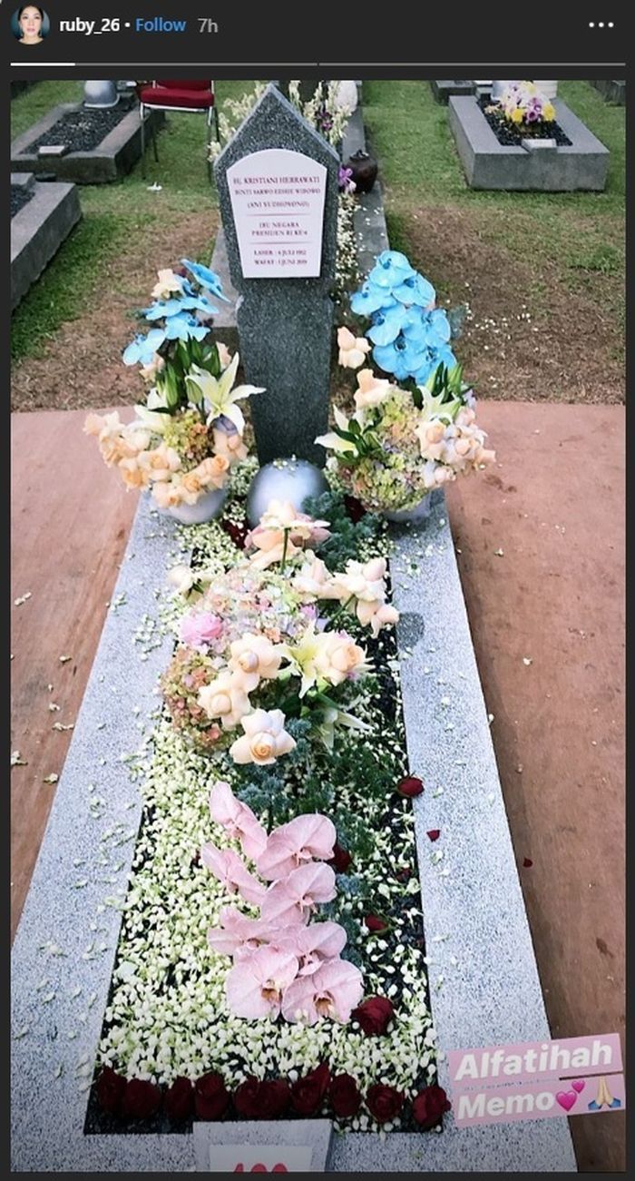 Makam Ani Yudhoyono yang dipenuhi bunga