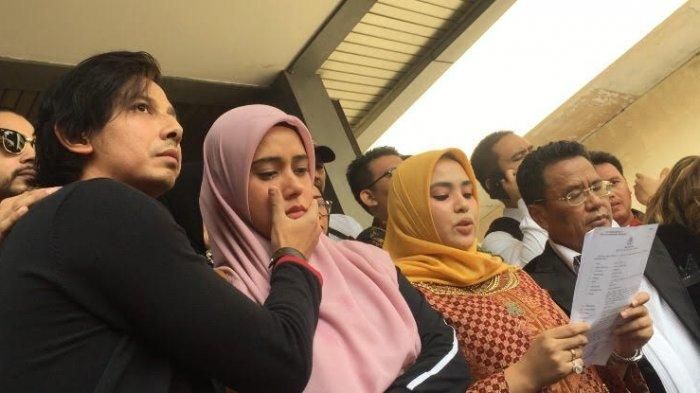 Fairuz A Rafiq menangis saat sang kakak bacakan isi laporan